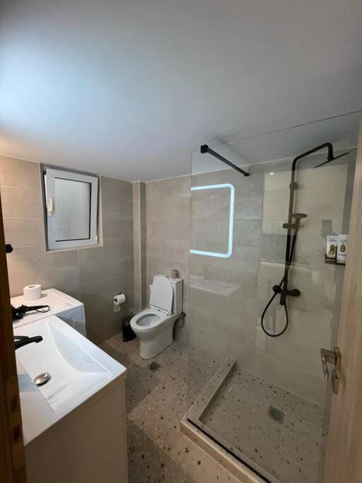 Cozy New Apartment Nearby Metro Афины Экстерьер фото